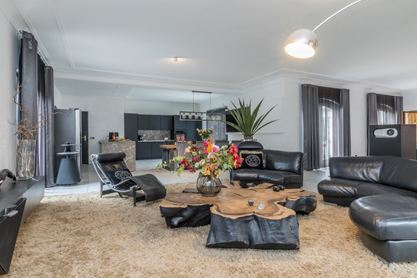 Foto - Te koop: Op een schitterende en rustige locatie in de geliefde villawijk "Moltbos" staat deze stijlvolle, vrijstaande villa met een uitzonderlijk royaal woonoppervlak.